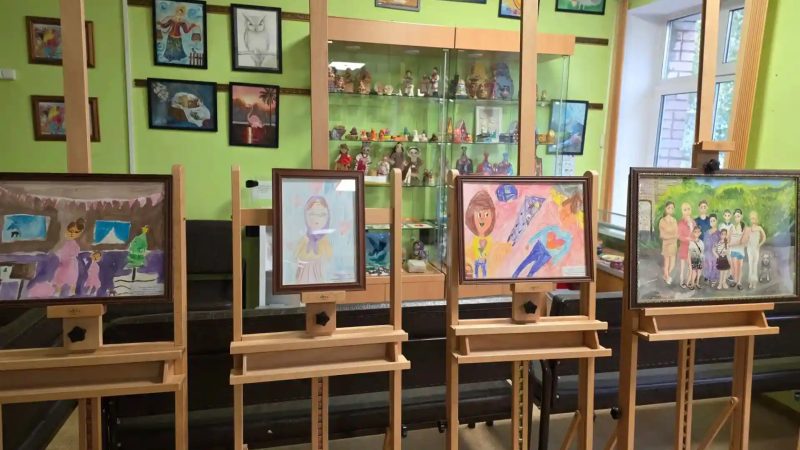 Выставка детских работ ко Дню пожилого человека в Щербинке